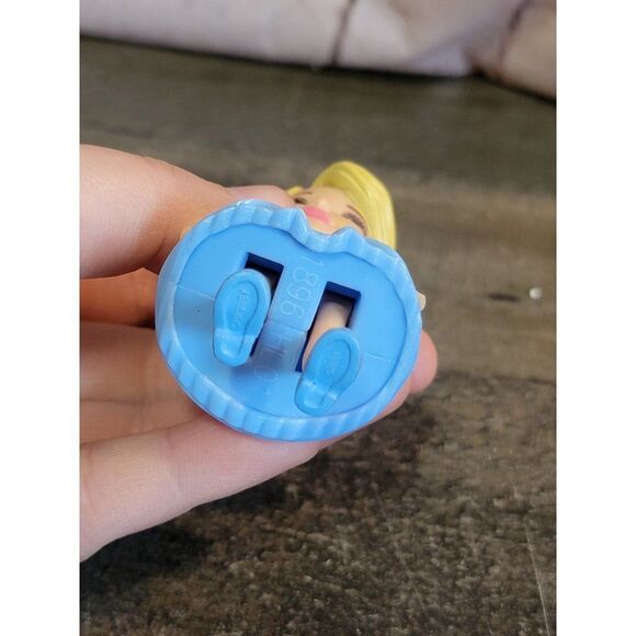 Young Cinderella Disney toy figure doll queen - Picture 3 of 4